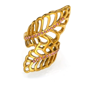 Details des goldenen durchbrochenen Blattrings mit rosa Strasssteinen und Vintage-Stil