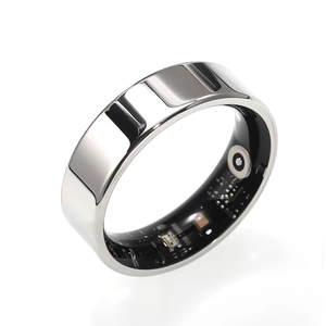 Detailweergave van de zilveren smart ring met geïntegreerde printplaat en sensoren