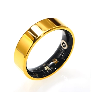 Gepolijste gouden KR2 smart ring toont interne sensoren en printplaat op witte basis