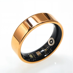 Detail van de sensoren van de slimme ring en roségouden buitenring met spiegelglas