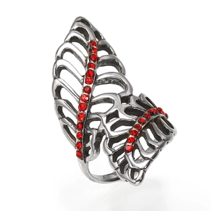 Detail eines Vintage-Gothic-Rings mit hohler Blattstruktur und roten Strasssteinen