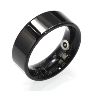 Smart ring in zwart gepolijste afwerking met zichtbare sensoren en hartslagmeter