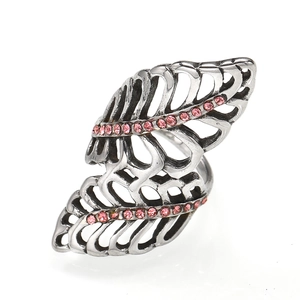 Detailansicht des Vintage-Federrings aus Silberstahl mit eingelegten rosa Strasssteinen