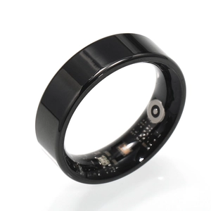 Macro detail van de KR2 smart ring met interne printplaat en sensoren