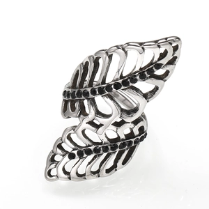 Nahaufnahme von Vintage-Ring mit hohlen Blättern und schwarzen Strasssteinen