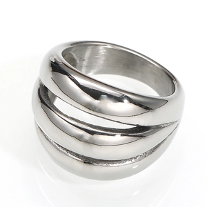 Nahaufnahme eines polierten silbernen Edelstahlrings mit dreilagigem Design und Ausschnitten