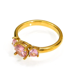 Detailopname van drie roze zirkonia-stenen gezet in een 18k vergulde roestvrijstalen ring