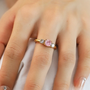 Elegante 18k vergulde titanium ring met roze zirkoon en zijstenen om de vinger