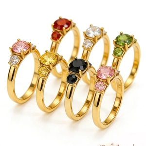 Exquise Drie-Steen Stras Ring Voor Dames Lichte Luxe Titaniumstaal 18K Verguld Eenvoudige Geometrische Ring