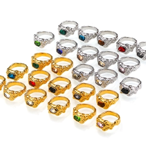 Edelstahlringe mit Lavatextur und bunten Edelsteinen in Gold- und Silberplattierung