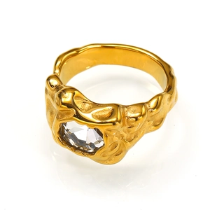 Minimalistischer Ring mit 18k Goldbeschichtung, Lava-Textur und geometrischem Edelstein