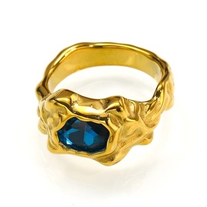 Makroansicht goldener Lavaring mit einem rechteckigen blauen Edelstein-Inlay