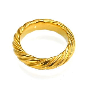 Bague classique en acier inoxydable plaqué or 18 carats avec motif torsadé et texture mate