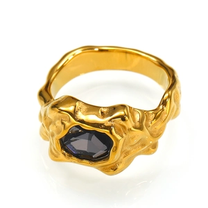 Detailaufnahme des Goldrings mit Lavatextur und dunkelgrauem Edelstein im Oktagonschliff