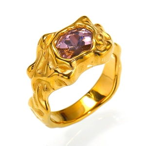 Makro-Detail des goldenen Lavaringes mit einem funkelnden lila Edelstein