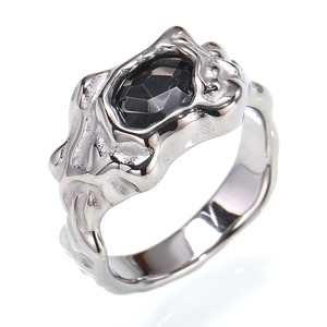 Makroaufnahme: Silberner Ring mit Lava-Struktur und schwarzem Edelstein-Detail