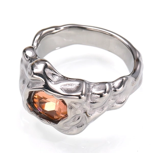 Detail eines silbernen Titanrings mit Lava-Textur und ovalem orangem Edelstein