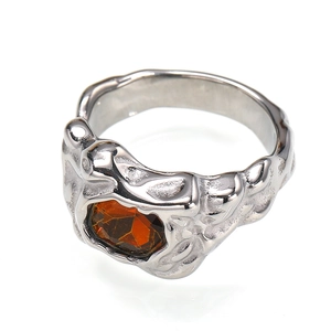Makro-Detail von silbernem Lava-Ring mit zentralem orangefarbenem Edelstein