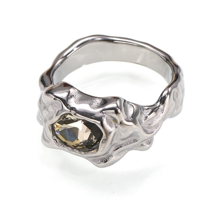 Makroaufnahme der silbernen Lava-Textur-Ring mit champagnerfarbenem Edelstein