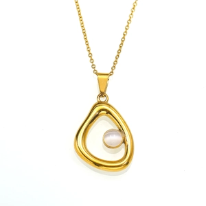 Detail van elegante gouden ketting met onregelmatige hanger en witte edelsteen inzetstuk