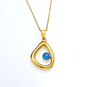 Detail van vergulde geometrische ketting met een ronde blauwe kattenoogsteen inlay