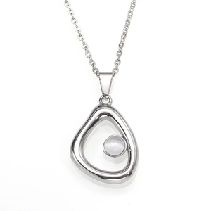 Elegante minimalistische zilveren ketting met onregelmatige hanger en witte edelsteen
