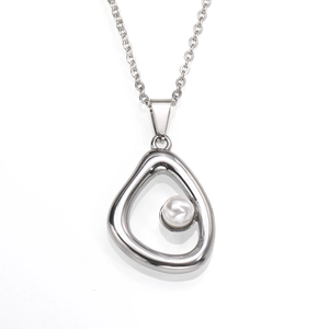 Macro-opname van de onregelmatige zilveren hanger met witte parel aan een fijne ketting