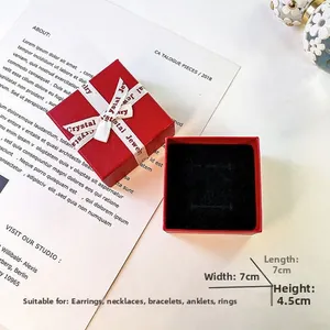 Scatola regalo per gioielli rossa testurizzata con nastro, 7x7x4,5cm per collane