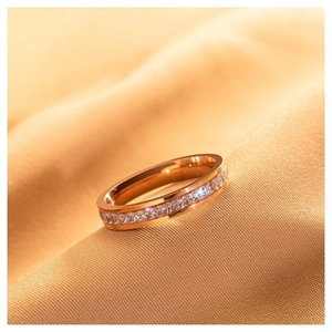 Bague de luxe en titane or rose avec micro-pavage de zircons sur fond de soie