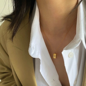 Elegante goldene Titanstahl-Halskette mit quadratischem Stern-Anhänger und Kristall für Damen