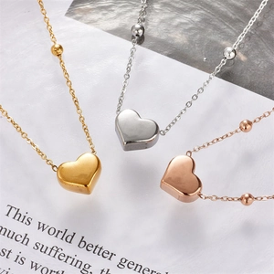 Vue détaillée des pendentifs en cœur polis en finitions or, argent et or rose