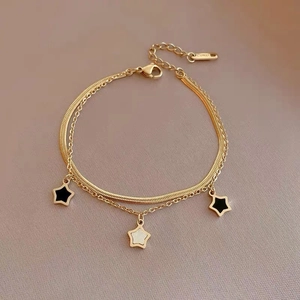 Collier double couche en acier doré avec pendentifs étoiles noirs et blancs sur chaîne serpent