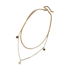 Collier double rang doré avec chaîne serpent et pendentifs étoiles noirs et blancs