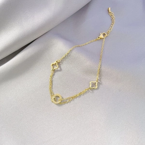 Goldenes Kleeblatt Fußkettchen mit LOVE-Ring auf Seide für sommerlichen Stil
