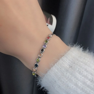 Buntes Kristallarmband aus Titanstahl für Damen mit mehrfarbigen runden Steinen