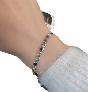 Pulsera de acero de titanio con cristales coloridos y cadena de plata fina