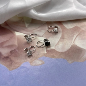 Set de cuatro pendientes de clip ajustables en plata con circonitas negras y blancas