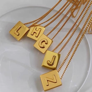Collier avec pendentif carré lettre dorée en acier inoxydable au style minimaliste chic