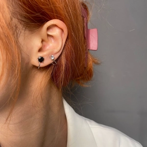 Earcuffs minimalistas de plata 925 con circonitas blancas y negras en modelo