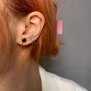 Set de pendientes de cartílago en plata 925 con circonitas negras y transparentes