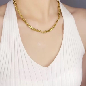 Collier ras de cou fait main en acier titane doré avec maillons plats et ronds pour femme