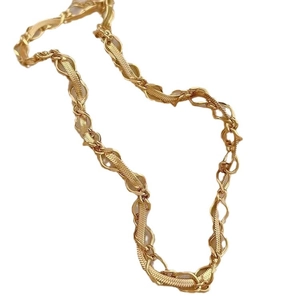 Collier doré entrelacé avec chaîne serpent et maillons torsadés au design moderne