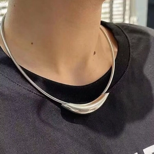 Collier minimaliste en acier titane argenté avec pendentif croissant audacieux sur chaîne serpent