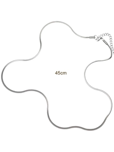 Détail du collier chaîne serpent argentée 45cm avec fermoir mousqueton et extension