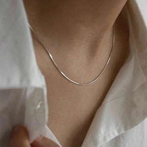 Collier Chaîne en Os de Serpent en Acier Inoxydable Minimaliste Plqué Or 18K Chaîne de Serpent Réglable pour Femmes Bijoux de Mode