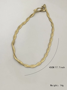 Dettaglio della collana a catena serpente piatta dorata intrecciata con chiusura