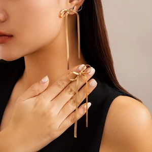 Elegante goldene Schleifen-Ohrringe mit langen Schlangenketten-Quasten im Handarbeit-Design