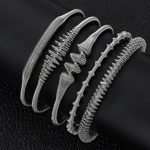 Fünfteiliges 18K versilbertes Edelstahl-Federarmband-Set mit minimalistischen Designs
