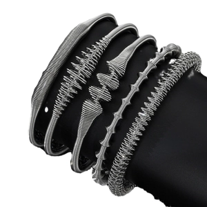 Set mit fünf 18K versilberten Edelstahl-Federarmbändern mit industrieller Webstruktur