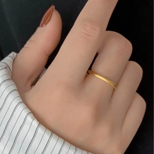 Anello minimalista in acciaio inossidabile placcato oro opaco con finitura satinata